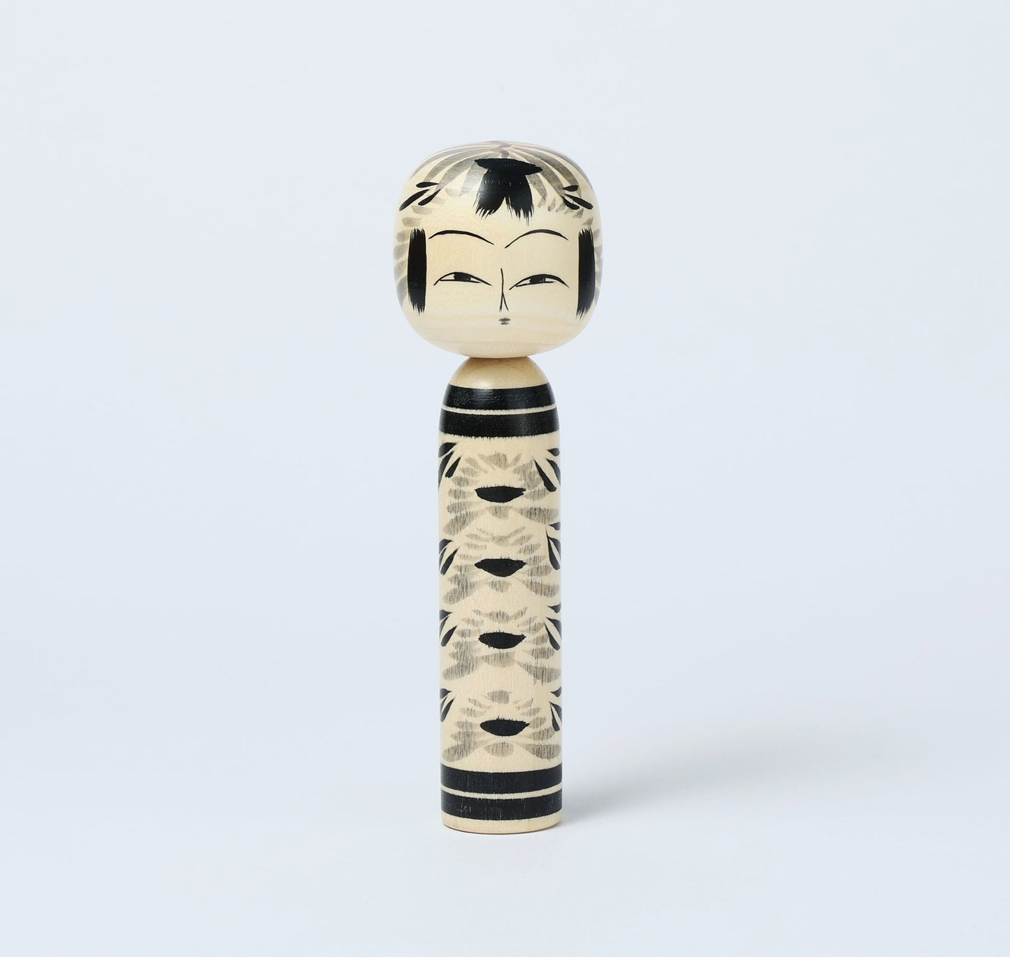 Sumie-black and white kokeshi doll-墨絵こけし | OGASAWARA, Yoshio 小笠原義雄 | Togatta style 遠刈田系 | 15.5cm in height