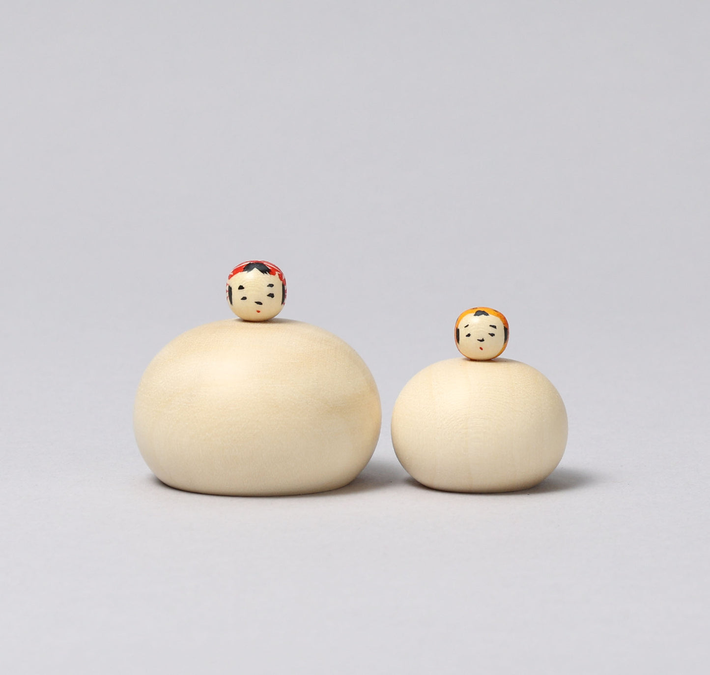 New Year kokeshi doll 'kagamimochi' | KOYAMA, Yoshimi 小山芳美工人 | 鏡餅こけし | Togatta style 遠刈田系 | 5.5cm in height from Japan