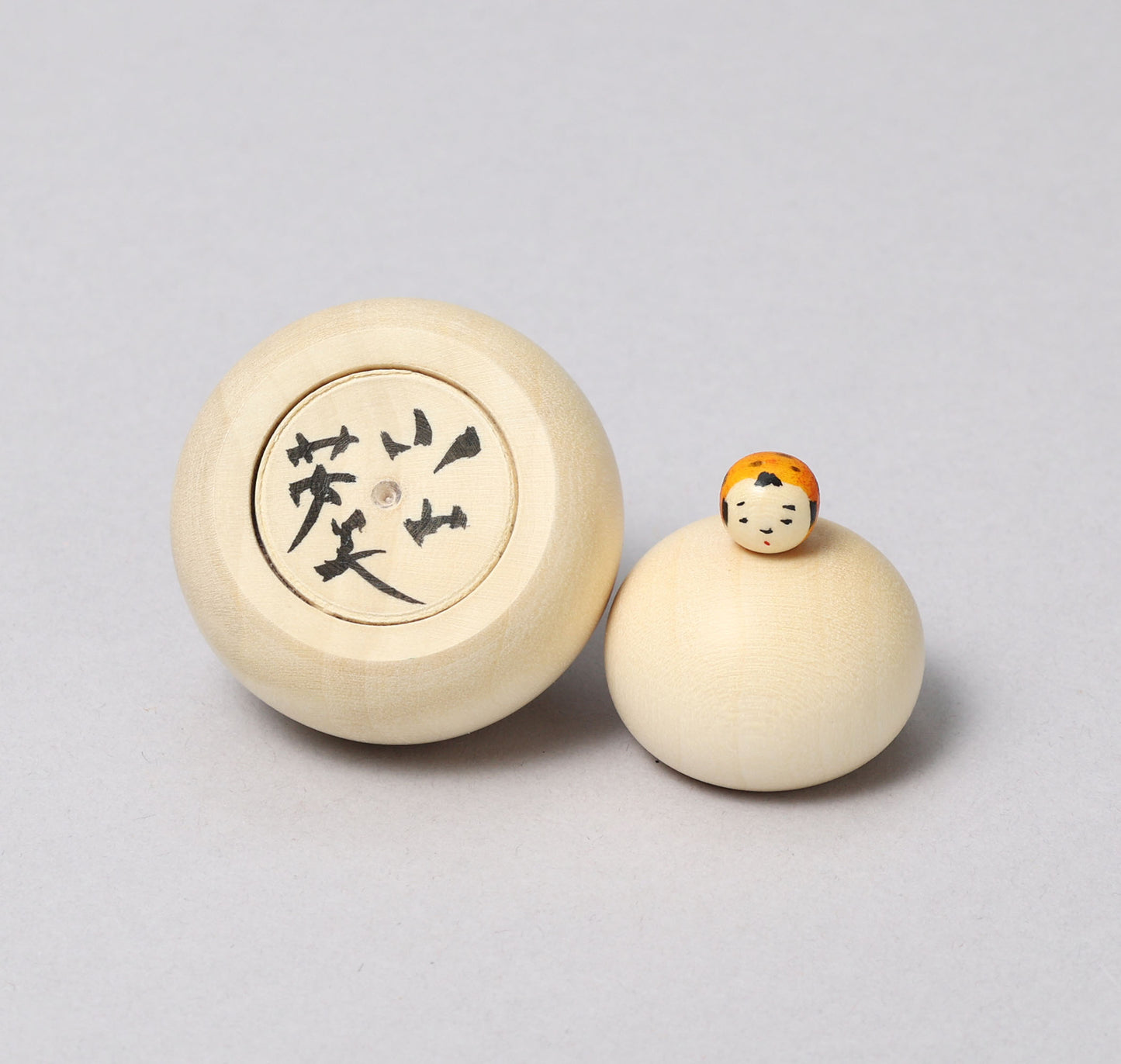 New Year kokeshi doll 'kagamimochi' | KOYAMA, Yoshimi 小山芳美工人 | 鏡餅こけし | Togatta style 遠刈田系 | 5.5cm in height from Japan