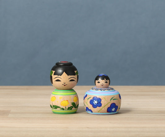 ABO, Masafumi 阿保正文工人 | Nemophila and dandelion kokeshi doll ネモフィラとタンポポこけし | Tsugaru style 津軽系 | 6cm in height