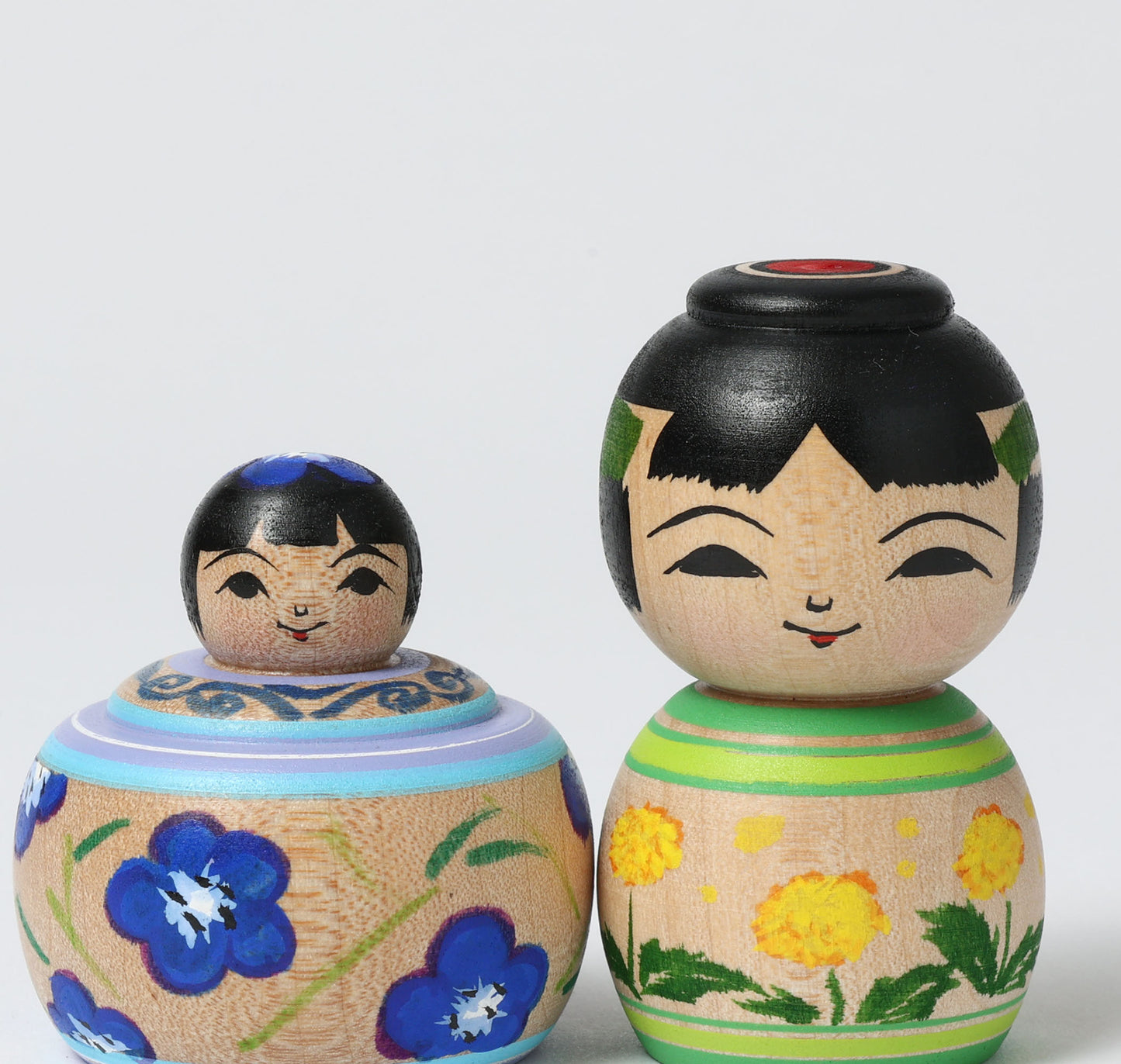 ABO, Masafumi 阿保正文工人 | Nemophila and dandelion kokeshi doll ネモフィラとタンポポこけし | Tsugaru style 津軽系 | 6cm in height