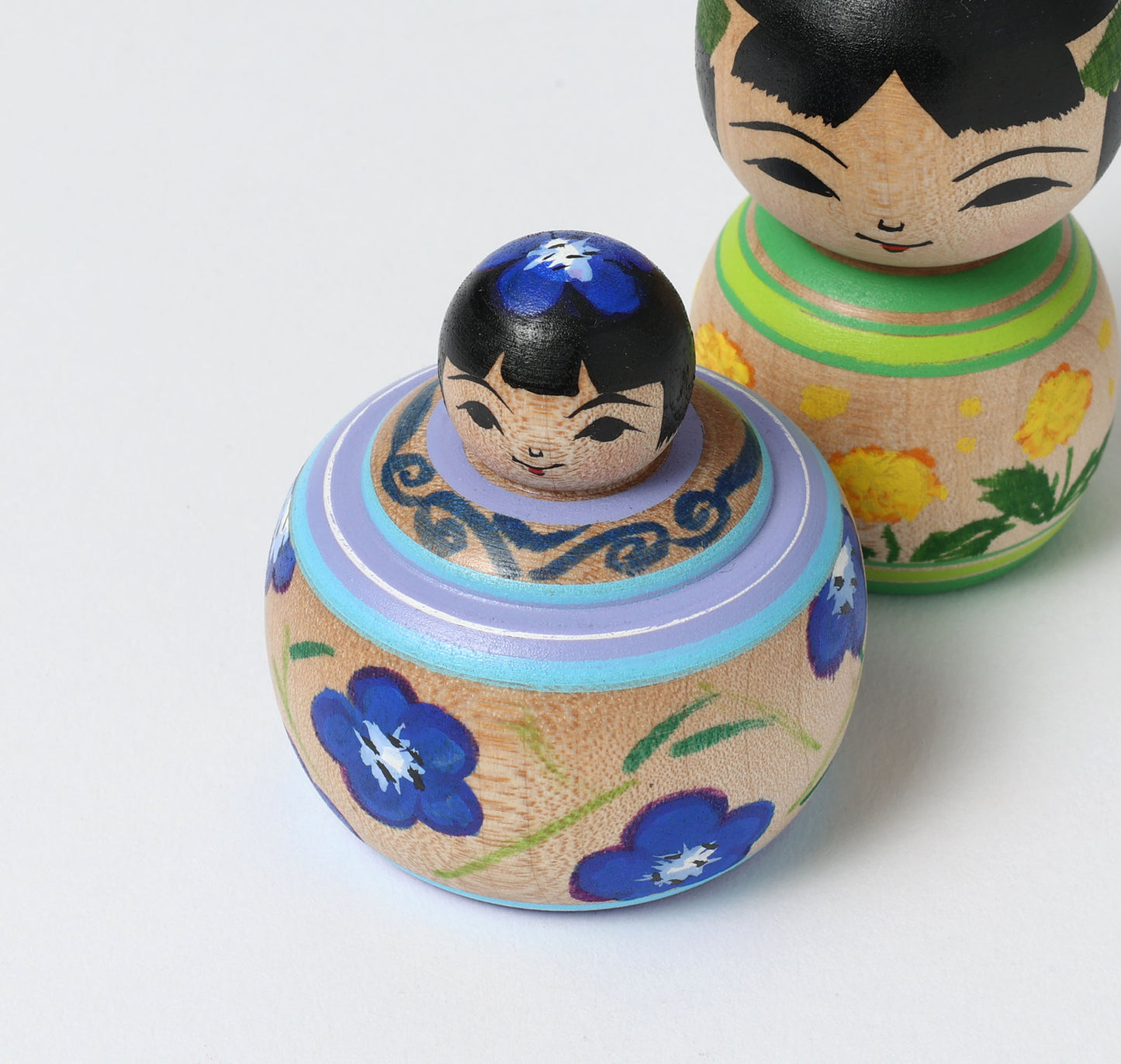 ABO, Masafumi 阿保正文工人 | Nemophila and dandelion kokeshi doll ネモフィラとタンポポこけし | Tsugaru style 津軽系 | 6cm in height
