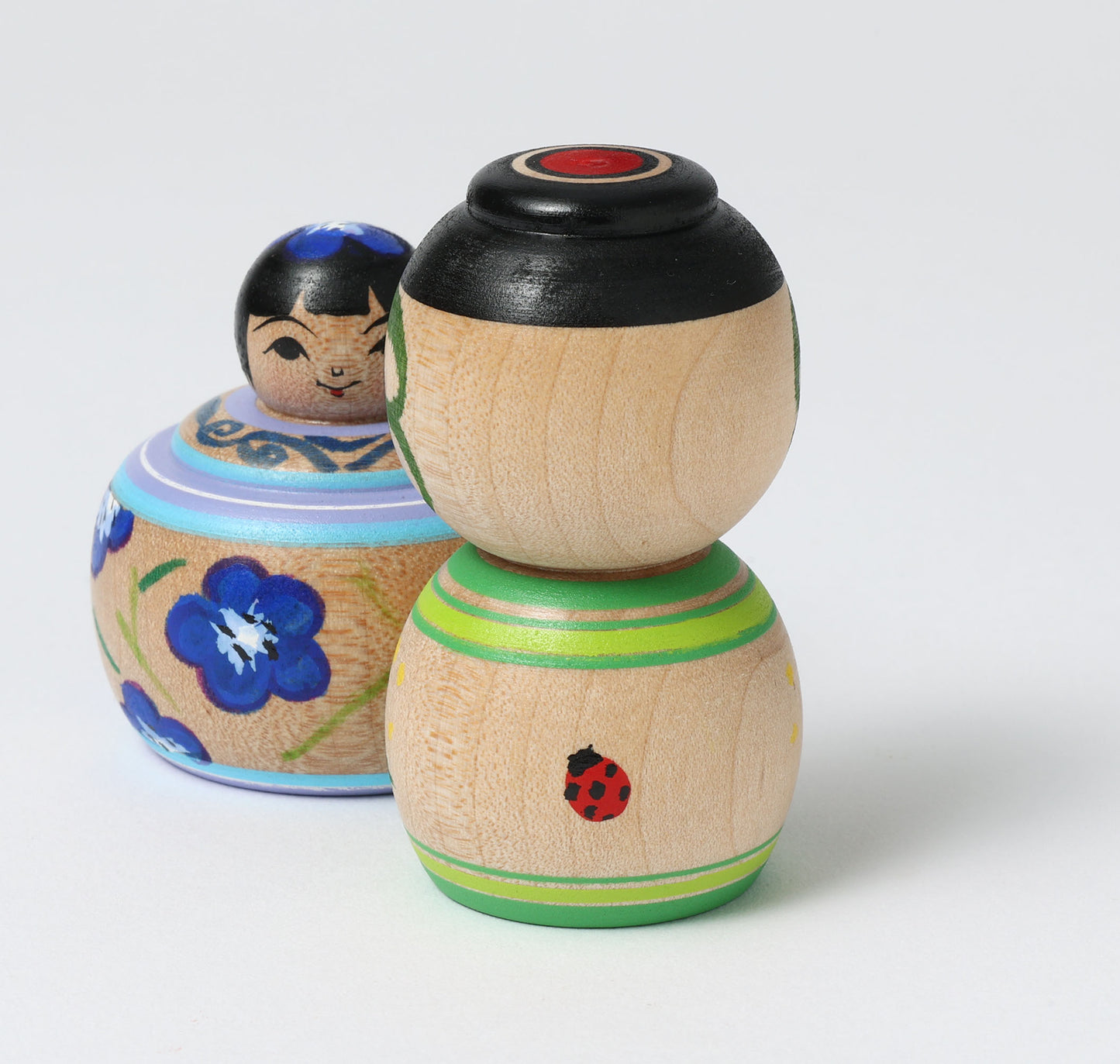 ABO, Masafumi 阿保正文工人 | Nemophila and dandelion kokeshi doll ネモフィラとタンポポこけし | Tsugaru style 津軽系 | 6cm in height