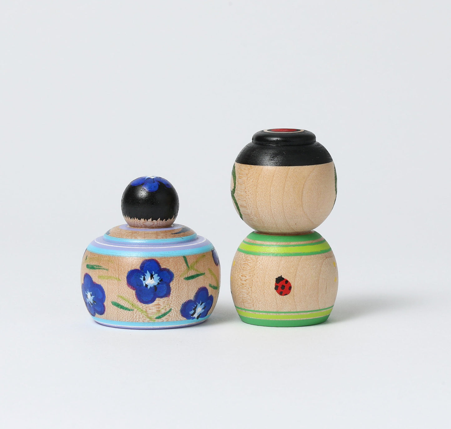 ABO, Masafumi 阿保正文工人 | Nemophila and dandelion kokeshi doll ネモフィラとタンポポこけし | Tsugaru style 津軽系 | 6cm in height