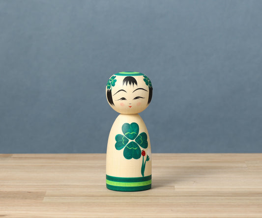HIRAGA, Teruyuki 平賀輝幸工人 | Four-leaf clover kokeshi doll 四つ葉のクローバーこけし |  Sakunami style 作並系 | 11.5cm in height
