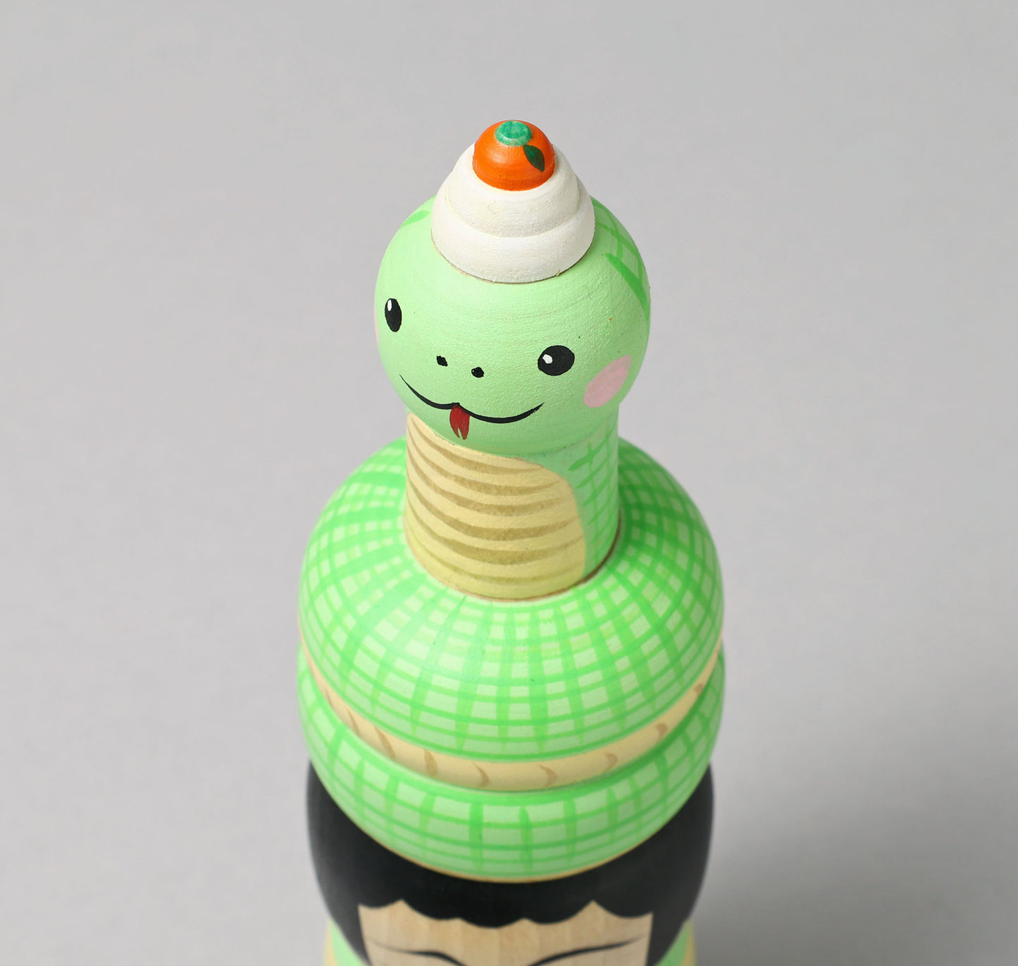 New Year kokeshi doll 'zodiac animal kagamimochi' | HIRAGA, Teruyuki 平賀輝幸 | 干支鏡餅こけし | Sakunami style 作並系 | 20cm in height