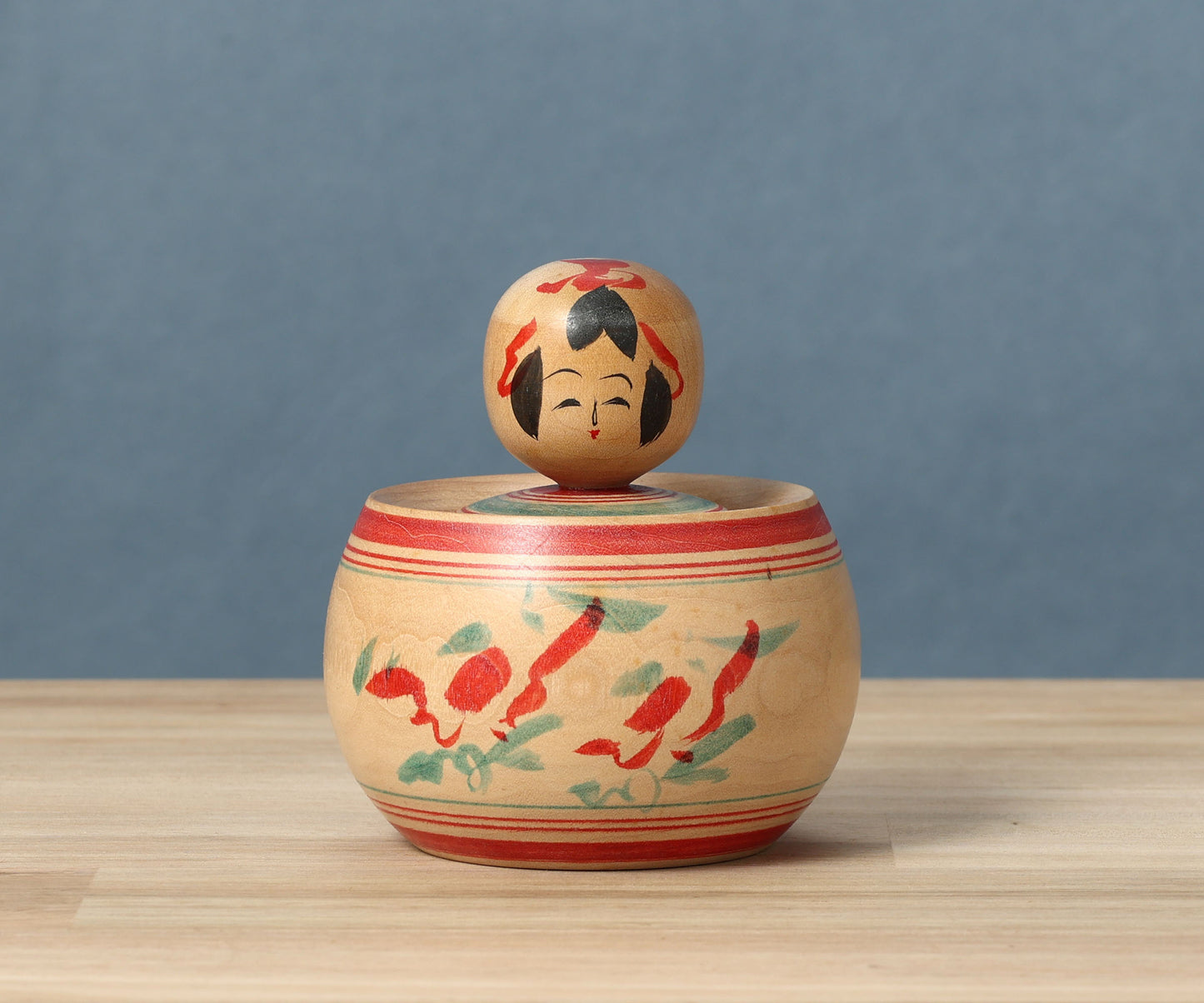 Vintage ejiko kokeshi doll 古品えじここけし | HIRAGA, Kenjiro 平賀謙次郎工人 |  Sakunami style 作並系 | 9cm in height