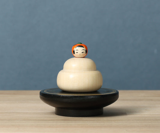 New Year kokeshi doll 'kagamimochi' | KAKIZAWA, Yoshinobu 柿澤是伸 | 鏡餅こけし | Naruko style 鳴子系 | 7cm in height