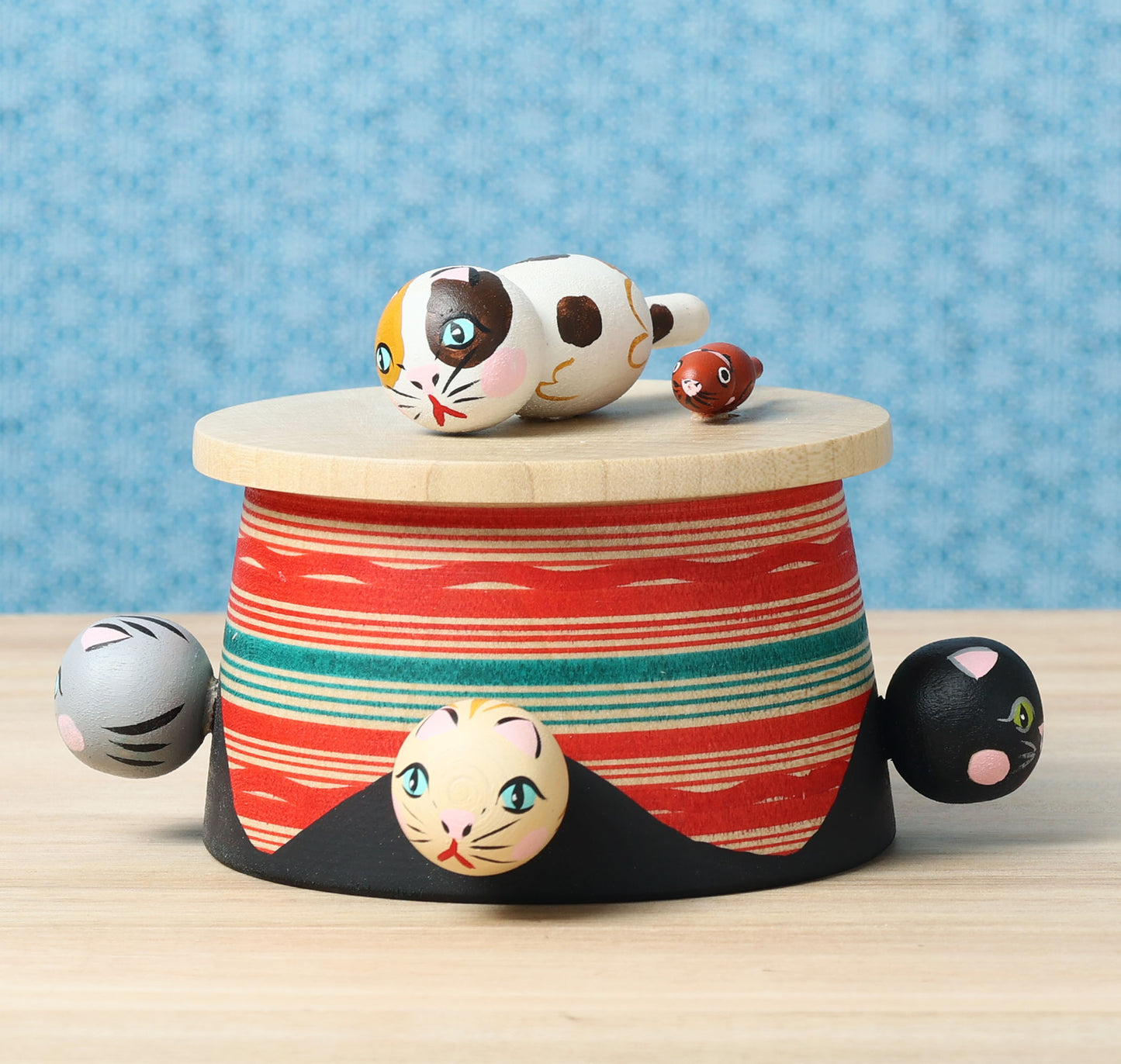 Kotatsu neko ejiko kokeshi doll-1 こたつ猫えじこ |  HIRAGA, Teruyuki 平賀輝幸工人 | 9cm in height