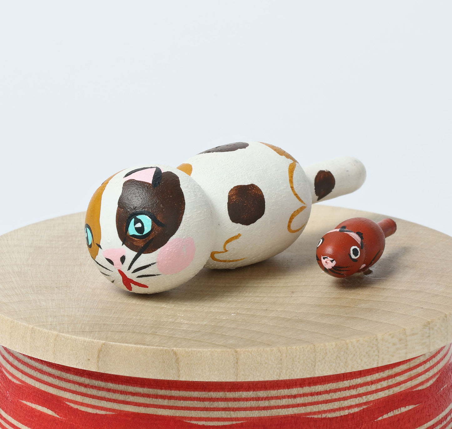 Kotatsu neko ejiko kokeshi doll-1 こたつ猫えじこ |  HIRAGA, Teruyuki 平賀輝幸工人 | 9cm in height