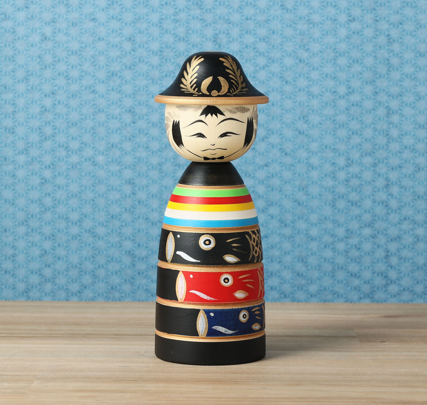 【兜こいのぼりこけし】Koinobori kokeshi with Samurai helmet | Teruyuki HIRAGA | Sakunami style | 19.5cm in height // 作並系 平賀輝幸工人, 高さ19.5cm