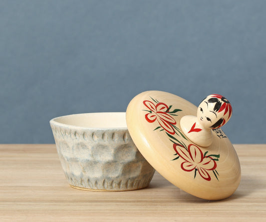 KANO, Yohei 加納陽平工人 |  Kokeshi with pottery こけし蓋の器 | Sakunami style 作並系 | 9.5cm in height