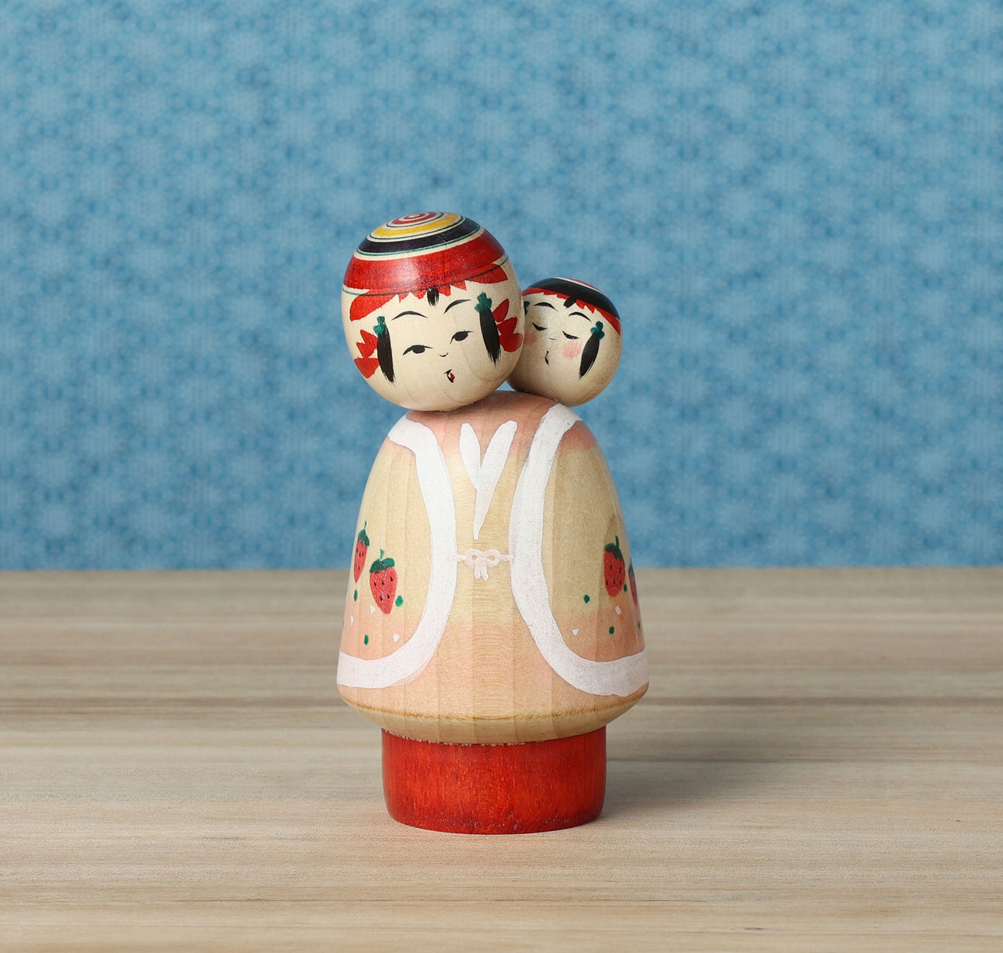 【子守りこけし-5】Babysitting kokeshi doll | IKEUCHI, Shione | Yajiro style | 10cm in height // 弥治郎系 池内潮音工人, 高さ 10cm