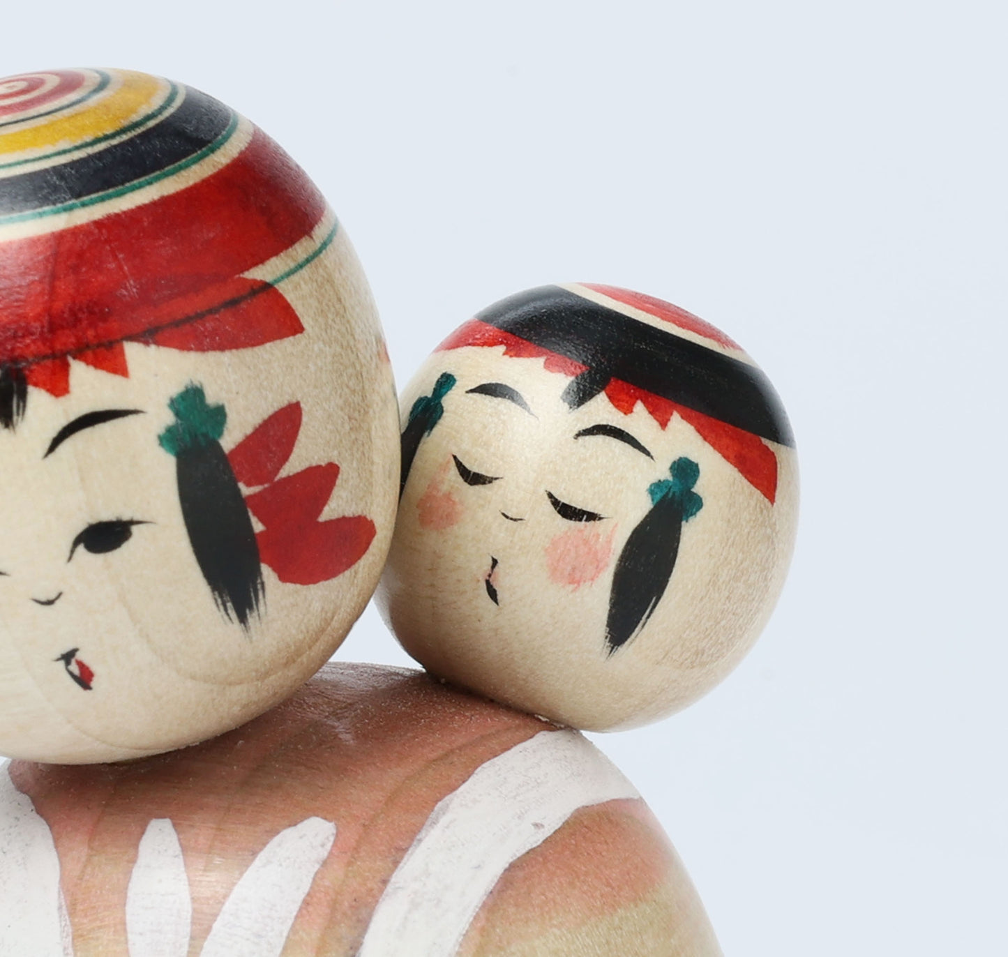 【子守りこけし-5】Babysitting kokeshi doll | IKEUCHI, Shione | Yajiro style | 10cm in height // 弥治郎系 池内潮音工人, 高さ 10cm