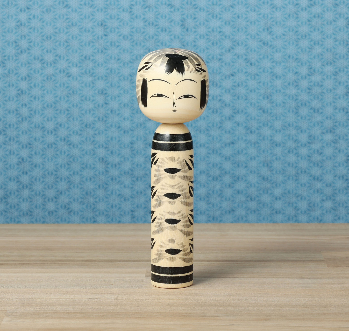 Sumie-black and white kokeshi doll-墨絵こけし | OGASAWARA, Yoshio 小笠原義雄 | Togatta style 遠刈田系 | 15.5cm in height