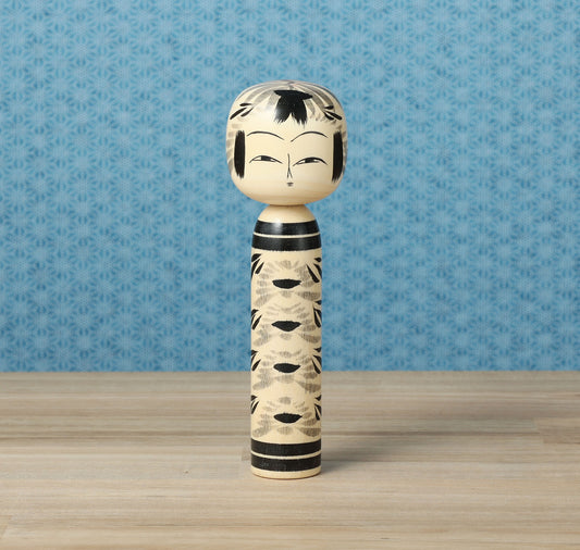 Sumie-black and white kokeshi doll-墨絵こけし | OGASAWARA, Yoshio 小笠原義雄 | Togatta style 遠刈田系 | 15.5cm in height