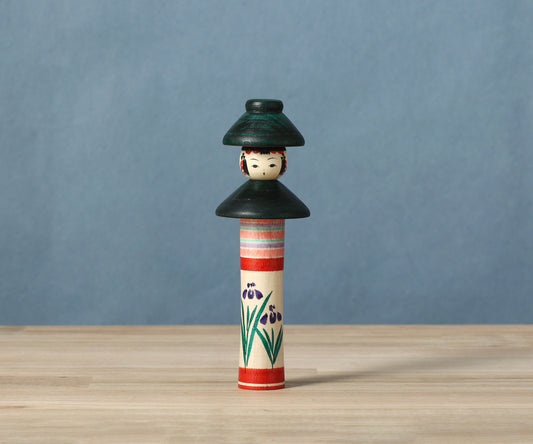 NIIYAMA, Mayumi 新山真由美工人 | Tagajo Nanmon kokeshi 多賀城南門こけし | Yajiro style 弥治郎系 | 15.5cm in height