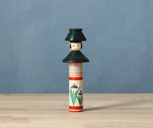 NIIYAMA, Mayumi 新山真由美工人 | Tagajo Nanmon kokeshi 多賀城南門こけし | Yajiro style 弥治郎系 | 15.5cm in height